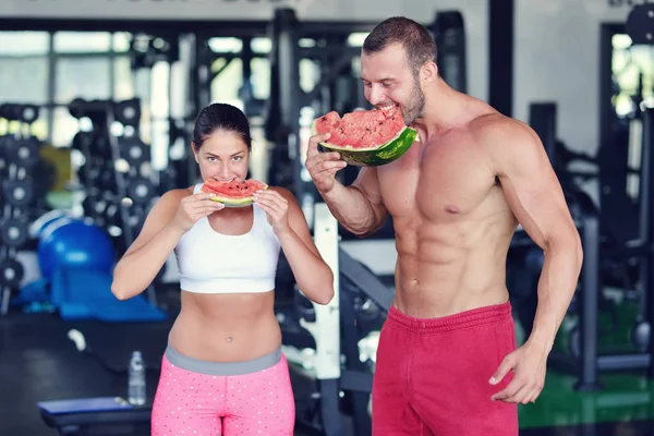 Paar Bodybuilder mit Wassermelone — Stockfoto