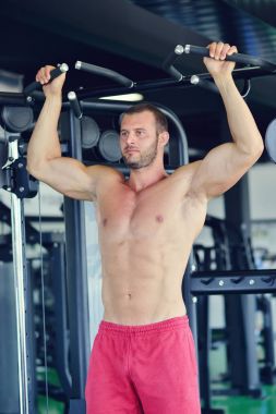 Spor salonunda çalışma dışarı adam