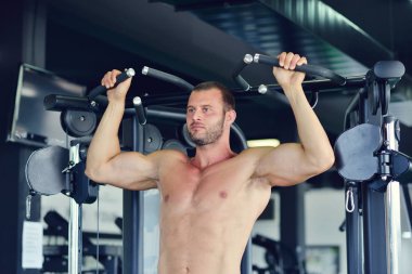 Spor salonunda çalışma dışarı adam