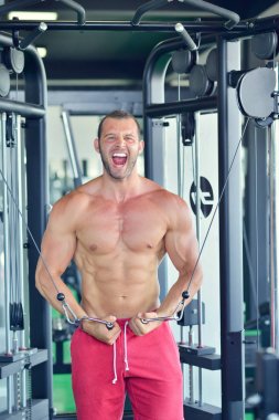 Spor salonunda çalışma dışarı adam