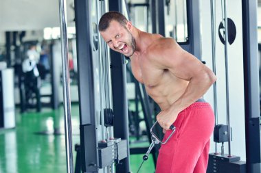 Spor salonunda çalışma dışarı adam