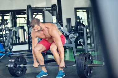 Spor salonunda çalışma dışarı adam