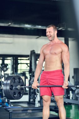 Spor salonunda çalışma dışarı adam