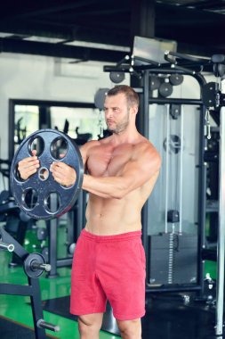 Spor salonunda çalışma dışarı adam