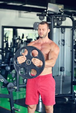 Spor salonunda çalışma dışarı adam