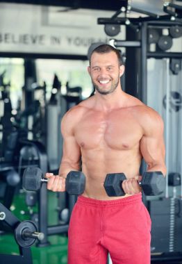 Spor salonunda çalışma dışarı adam