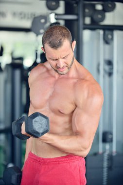 Spor salonunda çalışma dışarı adam