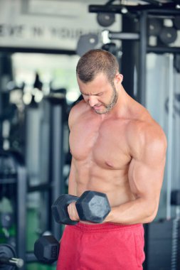 Spor salonunda çalışma dışarı adam