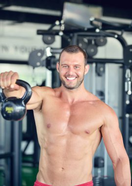 Spor salonunda çalışma dışarı adam