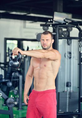 Spor salonunda çalışma dışarı adam