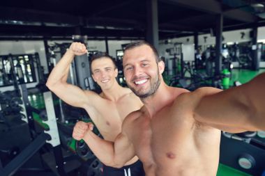 iki kaslı erkek selfies alarak