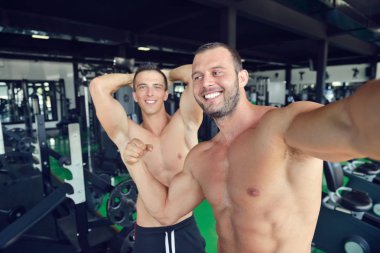 iki kaslı erkek selfies alarak