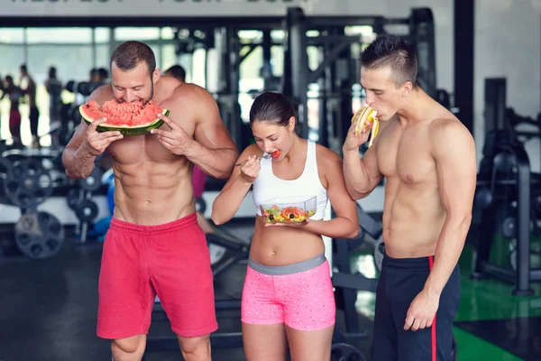 Grupp av bodybuilders äter på gym — Stockfoto