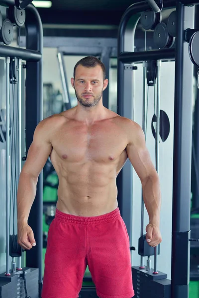 spor salonunda poz adam