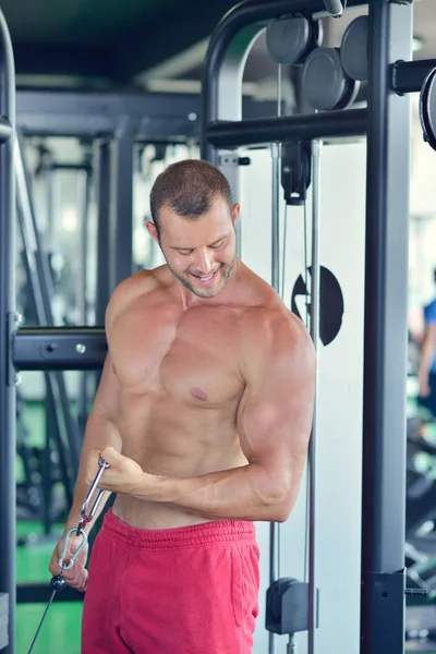 Mann trainiert im Fitnessstudio — Stockfoto