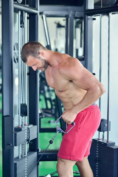 Spor salonunda çalışma dışarı adam