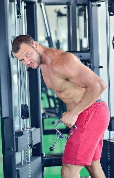 Hombre haciendo ejercicio en el gimnasio —  Fotos de Stock