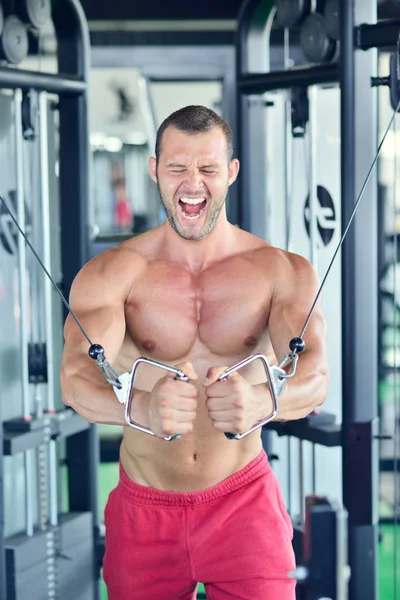 Man tränar på gym — Stockfoto