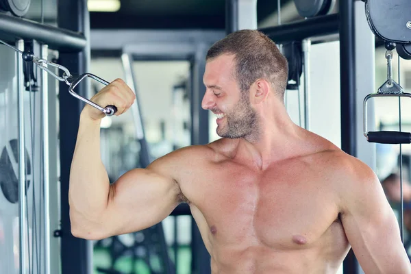 Spor salonunda çalışma dışarı adam