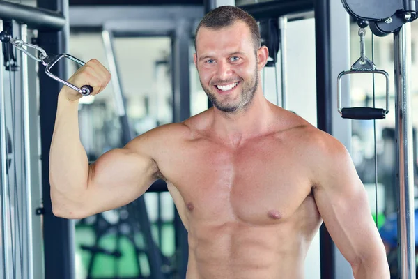 Spor salonunda çalışma dışarı adam