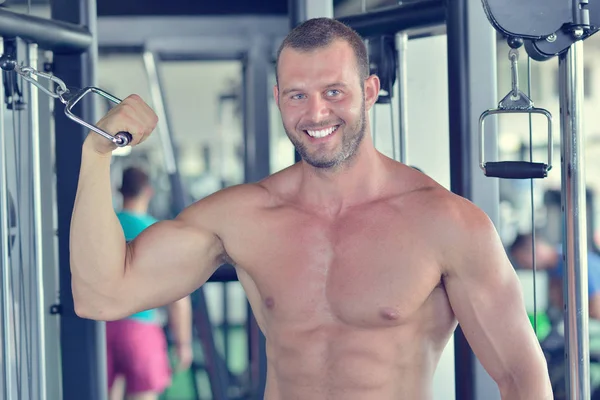 Spor salonunda çalışma dışarı adam