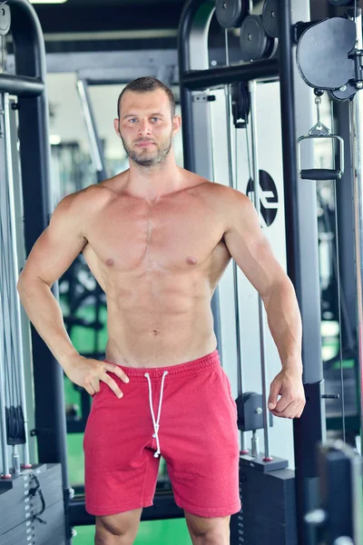 spor salonunda poz adam