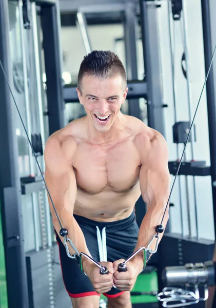 Man tränar på gym — Stockfoto