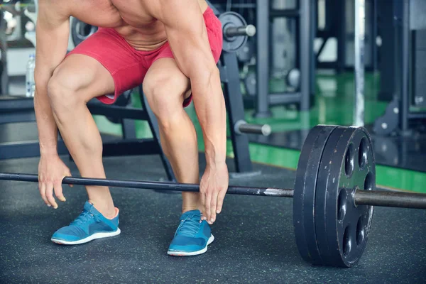 Spor salonunda çalışma dışarı adam