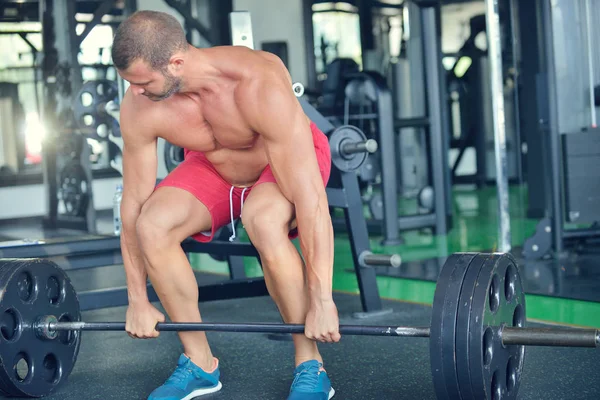 Spor salonunda çalışma dışarı adam