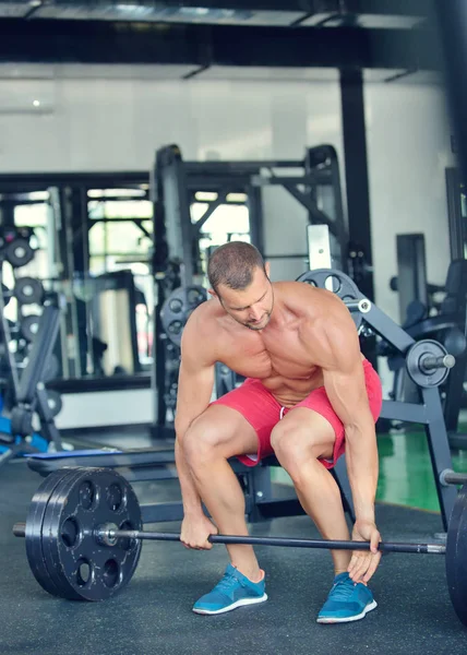 Spor salonunda çalışma dışarı adam