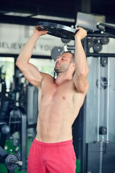 Man tränar på gym — Stockfoto