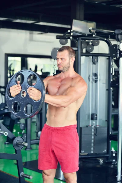 Spor salonunda çalışma dışarı adam