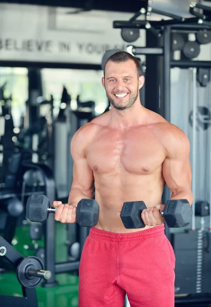 Spor salonunda çalışma dışarı adam