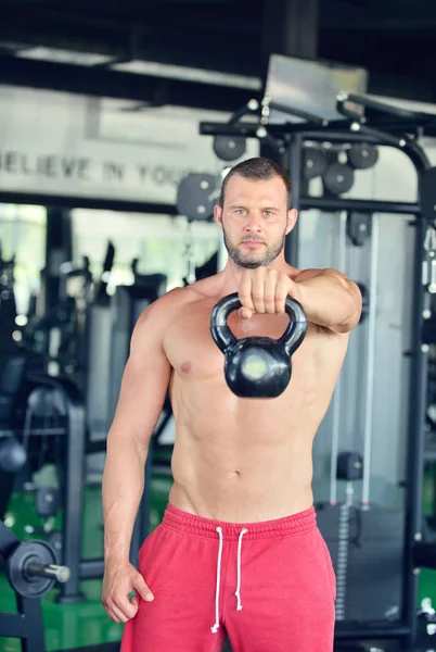 Spor salonunda çalışma dışarı adam