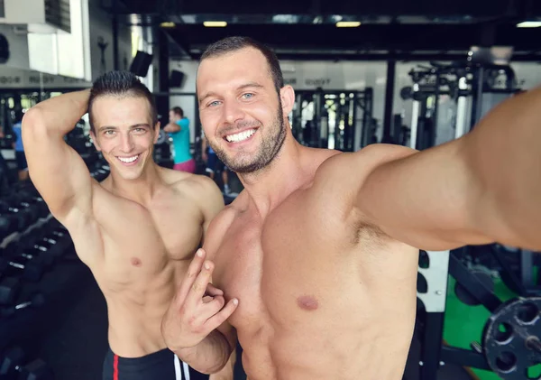 iki kaslı erkek selfies alarak