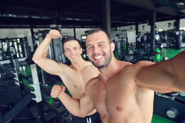 iki kaslı erkek selfies alarak