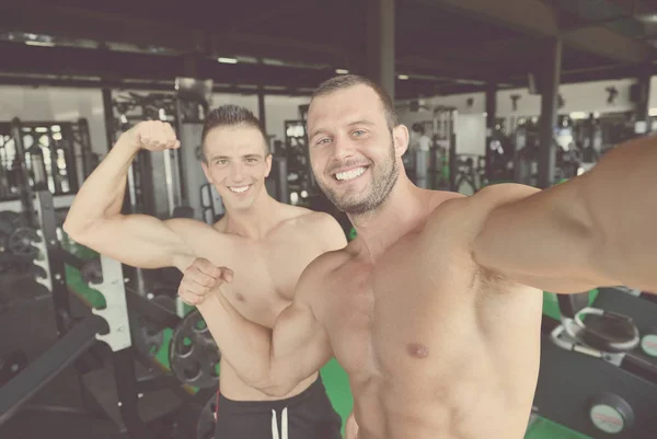 Dos hombres musculosos tomando selfies —  Fotos de Stock