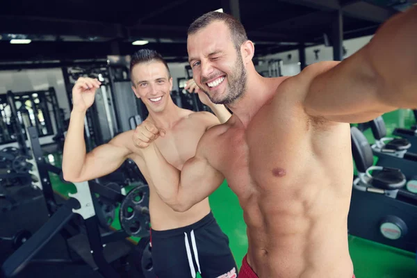 Dos hombres musculosos tomando selfies —  Fotos de Stock