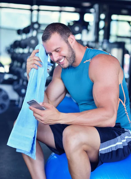 Joven en gimnasio club deportivo —  Fotos de Stock