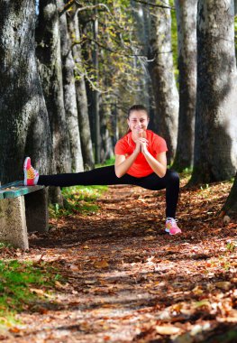 güzel kadın parkta çalışma dışarı