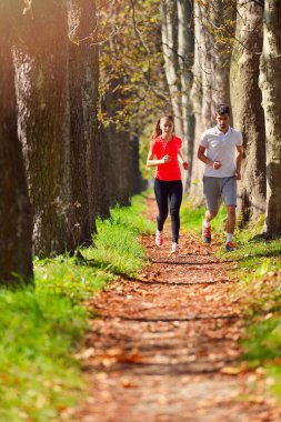 genç bir çift koşu