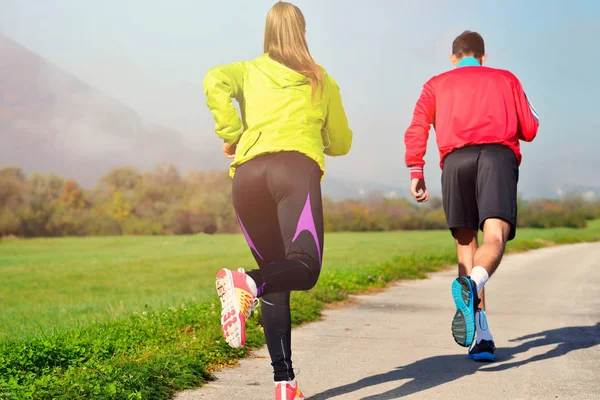 Giovane coppia jogging — Foto Stock