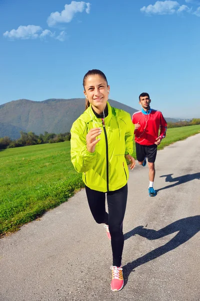 Genç bir çift koşu — Stok fotoğraf