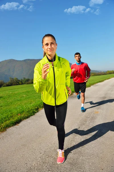 Jeune couple jogging — Photo