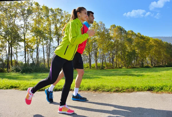 Jeune couple jogging — Photo