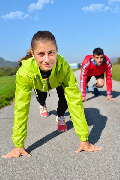 Jovem casal jogging — Fotografia de Stock