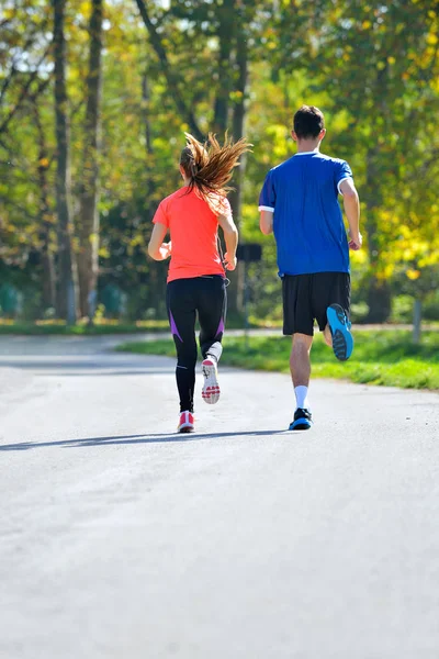 Pareja joven trotando — Foto de Stock