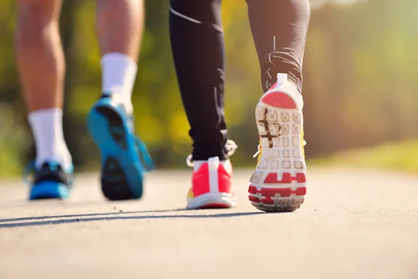 Joven pareja corriendo — Foto de Stock