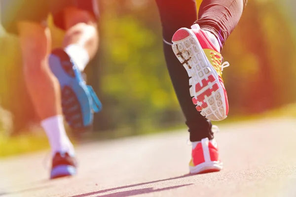 Jovem casal jogging — Fotografia de Stock