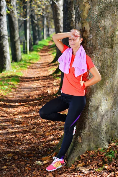 Schöne Frau, die sich nach dem Training ausruht — Stockfoto